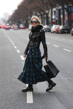 Scottish Skirt Outfit, Plaid Skirt Outfits, Tartan Skirt Outfit, Scottish Skirt, Blazer Rose, Long Plaid Skirt, Plaid Skirt Set, Rok Outfit, Plaid Skirt Outfit