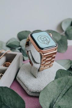 The Tokyo Metal Strap is the perfect solution for you if you like classy and elegant looks. #wizeband #appleproducts #applewatch5 #applewatchband #applewatchstrap #applewatch #series4 #watchos #watchfaces #clockface #series5 #applewatchbands #applewatchfans #applewatch44mm #applewatchseries #applewatchcase #apple #applewatchsportband #bracelets #jewelry #accessories #applewatch42mm #applewatch38mm #applewatchface #applewatch40mm #watchband Apple Watch Bands Sports, Apple Watch 42mm, Apple Watch Case, Apple Watch Models, Apple Watch Faces, Apple Watch 38mm, Metal Straps, Bracelets Jewelry, Rose Gold Metal