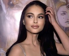 Natalie Portman Makeup, Latina Aesthetic Hair, 90s Makeup Look, 90s Makeup, Natalie Portman, Prom Makeup, Celebrity Look