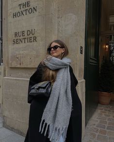 Paris Aesthetic Winter, Feminine Style Winter, Cashmere Scarf Outfit, Scarf Aesthetic, Nordic Fashion, Outfit Pics, Big Wool