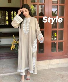 Velvet Dress Designs, Pakistani Fashion Casual, Pakistani Dresses Casual, Pakistani Fancy Dresses, Salwar Kamiz, Beautiful Pakistani Dresses, Mode Abaya, Modest Dresses Casual, Trendy Dress Outfits