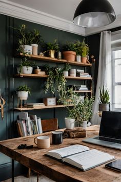 Entdecken Sie eine kreative Home-Office-Ecke mit Holzschreibtisch, bunten Haftnotizen und Pflanzen! Ideal für Pinterest als Inspiration für produktive Arbeitsbereiche! 💻🌱 #HomeOffice Small Office Interior Design, Office Boho, Boho Interior Design, Office Background, Office Space Design, Office Inspo, Small Office, Office Interior Design