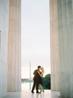 a couple kissing in front of the lincoln memorial