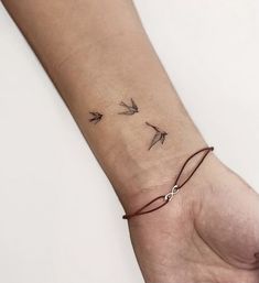 54 top idées de tatouages minimalistes pour femme Tato Bird, Birds Wrapped Around Arm Tattoo, Symbolic Bird Tattoos, Tiny Bird Tattoos For Women Wrist, Bird Tattoo Arm Women, Bird Tattoo Linework, Tattoo Ideas To Remember A Loved One, Scissor Tail Bird Tattoo, Family Bird Tattoo