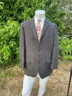 This is a 1950s hand woven Harris Tweed sport jacket in a drab grey and red. The Union label in its pocket dates this from 1949-1962. Th lining is fully intact and there are no holes in any of the pockets. All original buttons are present. Though there may be some small flaws due to its 60 year age.  JACKET Shoulders seam to seam: 18" Sleeve from seam to cuff: 23.5" Top to bottom: 32.5" Under arm to under arm: 23" Lapel width: 2.5" Like the tie? listed here: https://www.etsy.com/listing/17260794 Vintage Wool Sport Coat With Welt Pockets, Retro Tailored Tweed Blazer, Vintage Tweed Jacket With Lapel Collar And Pockets, Tailored Retro Tweed Blazer, Vintage Tailored Sport Coat With Welt Pockets, Retro Tweed Blazer With Notch Lapel, Vintage Notch Lapel Sport Coat For Business Casual, Vintage Sport Coat With Notch Lapel For Business Casual, Retro Tweed Jacket With Pockets For Winter