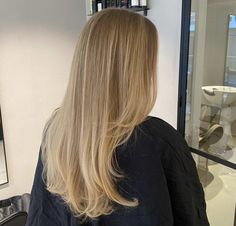 Balayage Neutral Blonde, One Tone Blonde Hair, Vanilla Almond Hair, Warm Balayage Blonde, Blonde Balayage On Light Brown Hair, Blonde With Highlights And Lowlights, Teasy Lights Blonde, Balayage On Blonde Hair