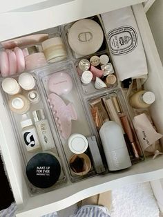 Room Organization Bedroom, Makeup Drawing, Makeup Drawer Organization, Makeup Drawer, Smink Inspiration, Vanity Organization, Skincare Organization, Drawer Organizers, Room Makeover Inspiration