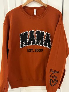 Custom "puffy" vinyl MAMA sweatshirt with leopard design and kids names on the sleeve LOTS of colors to choose from, message me with any questions! Your choice of crewneck or hoodie  Each sweatshirt will be customized just for you!  Don't see what you're looking for? We love to do custom orders, message me with the details!  ⭐️ Every item is made with ♥️, customized to your liking  ⭐️ NO CANCELLATIONS.... please read each listing carefully  ⭐️ Handmade items may take longer to ship, please notify me of any time constraints! ⭐️ All customized items are printed to order especially for you & are a FINAL SALE  ⭐️ Please message me with any questions before purchasing, We are here to answer any questions you might have! DELIVERY TIMES ⭐️ Although we cannot guarantee specific delivery dates, fee Circuit Hoodie Ideas, Cute Graphic Hoodies, Vinyl Tshirt Designs, Vinyl Shirt Designs, Vinyl Sweatshirt Ideas, Puffy Vinyl, Womens Western Hats, Leopard Print Sweatshirt, Dope Shirt