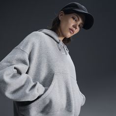 Grounded in style, comfort and versatility, meet our take on luxury loungewear. Our roomiest fit paired with exaggerated details (like the oversized pocket and taller ribbing) ensures this hoodie is anything but basic. All that's left to decide is whether to style it with the matching sweats or other pieces from your wardrobe. Nike Hoodie Women, Merch Shoot, Nike Sportswear Phoenix Fleece, Matching Sweats, Luxury Loungewear, Hoodie Allen, Loungewear Luxury, Hoodie Women, Oversized Pullover