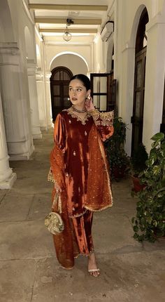 Makhmal Suits Design, Pakistani Eid Dress Ideas, Velvet Dress Designs Pakistani, Velvet Gharara, Bridal Mehndi Outfit, Barat Makeup, Velvet Styles, Punjabi Dress Design, Pakistani Women Dresses