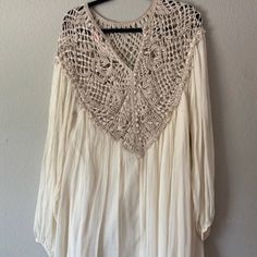 Beautiful Crochet Neckline Size Medium Nwt Has A Very Small Hole See Pictures Bohemian Beige Crochet Dress With V-neck, Cream V-neck Bohemian Mini Dress, Bohemian Mini Dress With Boho Print And V-neck, Hole Saw, Free People Dress, Cream White, Beautiful Crochet, Free People, Colorful Dresses