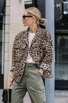 Fall Fashion Coats, Leopard Print Jacket, Green Pants, 가을 패션, Cargo Pants Women, Print Jacket, Inspiration Mode