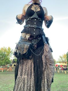 goth dark witchy fairy style Vampire Ren Faire, Dark Fairies Costume, Goth Ren Faire Outfit, Renfaire Outfit Dark Fairy, Dark Faerie Costume, Ren Faire Outfits Fairy, Dark Fairy Cosplay, Ren Faire Witch