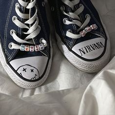 Things To Write On Converse, Shoe Doodles Converse, Converse Doodle Ideas, Drawing On Converse Ideas, Converse Designs Ideas, Converse Drawing On Shoes, Drawing On Converse, Converse Drawing, Converse Ideas