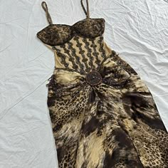 🪩 Luxury Vintage %70 Silk Beaded Embroidery Leopard Dress    🪩 Size XXS ' 4    🪩 Back Zip , Fully Lining  , Waist Has  Stretch , Waist No Transparent  🪩  Pit to pit 40 cm        Waist 32 cm        Hips 47 cm        Length 145 cm  📏 Measurements were taken on flat ground 📏 🪩 Thank you for looking at our page, all dresses are vintage some are new with tags and some have been previously worn. Some dresses may gave some signs of wear due to the vintage condition however, dresses have been che Vintage Dress Bridesmaid, Ranger Ball Army Dress, Western Elegant Dresses, Early 2000s Runway Dresses, Beaded Dress Outfit, Roaring 20s Formal Dress, 2000 Vintage Fashion, Vintage 1920s Dress, Vintage Cavalli Dress