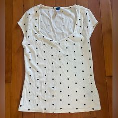 Super Cute White Shirt With Black Polka Dots From Old Navy! Has A Really Flattering Sweetheart Neckline And Capped Sleeves. Very Versatile, Perfect For All Seasons! Never Worn Trendy Polka Dot V-neck Top, Trendy Polka Dot Cotton Tops, Cute White Shirt, Cute White Shirts, Red And White Shirt, Teal Shorts, Ribbed Shirt, Capped Sleeves, Yellow Shorts