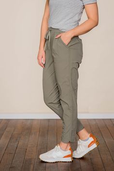 Drawstring Pocket Slit Pants Stay At Home Mom Outfits Summer, Athletic Outfits Women, Postpartum Outfits Summer, Athletic Pants Outfit, Athletic Casual Outfits, Casual Athletic Outfits, Drawstring Pants Outfit, Pinterest Wardrobe, Professional Pants