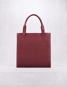 Soft leather tote bag in burgundy pleated smooth calfskin Luxury Tote Bags, Luxury Leather Bag, Soft Leather Tote, Tote Bag Leather, Leather Tote Bag, Kate Spade Top Handle Bag, Leather Tote, Soft Leather, Luxury Bags