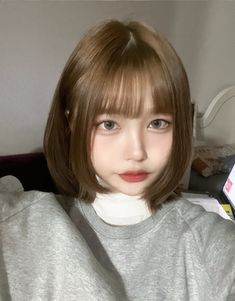 Hair Color Ideas For Asian Short Hair, Short Hair With Light Bangs, Short Light Brown Hair With Bangs, Short Korean Haircut, Korean Haircut Short, Light Brown Hair With Bangs, Short Light Brown Hair, Japanese Short Hair, Pelo Cafe