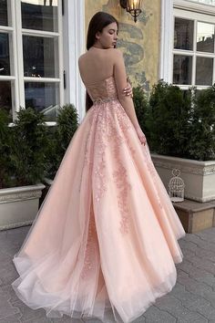 Dieses lange, rückenfreie, formelle Abendkleid mit Neckholder aus Tüll und Spitze ist ein wunderschönes Must-Have für jeden besonderen Anlass. Die rosa Farbe und das A-Linien-Design schmeicheln Ihrer Figur, während der Neckholder und das rückenfreie Tüll-Spitzen-Design Sie umwerfend aussehen lassen. Gönnen Sie sich dieses elegante und dennoch bequeme Kleidungsstück und werden Sie zum Star des Abends. Best Formal Dresses, Vestidos Color Rosa, Pink Prom Dress, Pink Prom, Dress A Line, Pink Prom Dresses, Formal Dresses Prom, Tulle Lace, Lace Design