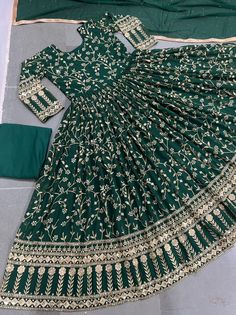 With Sleeves Gown, Latest Gowns, Frock Suit, Long Gown Design, Velvet Dress Designs, Anarkali Dress Pattern, Long Kurta, Girls Long Dresses, Modest Dresses Casual