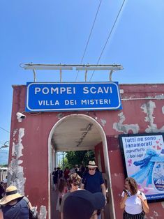 people are entering and exiting the pompei's cavi villa dei misteri