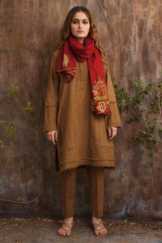 Brown plain dress with beautiful red printed shwal by nida Azwer online store#springcollection #spring #readytowear #pretwear #unstitched #online #linen #lawncollection #linen #linencollection #chiffon #cotton #embroidered #printed #digital #lahore #karachi #islamabad #newyork #london #pakistan #pakistani #indian #alkaram #limelight #nishat #khaddar #daraz #gulahmed #blackfriday #pakistani_dresses #best_price #indian_dresses #eid #eiddresses #eidcollection Dress Design Pakistani Casual, Plane Dress Design Pakistani, Plane Dress Design, Kashmiri Kurta, Plane Color, Dress Design Pakistani, Nida Azwer, Dresses Couture, Dress Pakistani