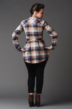 Une chemise boutonnée ajustée et féminine ! Bruyère est cintrée à la taille avec des pinces et des plis, dans une longueur tunique qui couvre les fesses. Un col plat d'une seule pièce, une patte de boutonnage sur le devant, un empiècement dans le dos et des manches à revers lui ajoutent des éléments traditionnels de chemise.

La version A a des manches longues.
La version B est sans manches. Plaid Shirt Sewing Pattern, Fall Shirt With Covered Buttons For Daywear, Fall Daywear Shirt With Covered Buttons, Fall Blouse With Shirttail Hem And Placket, Fall Button-up Blouse For Casual Gatherings, Fall Workwear Shirt With Covered Buttons, Fitted Fall Blouse With Shirttail Hem, Fall Blouse With Covered Buttons And Spread Collar, Casual Fall Blouse With Buttons