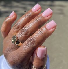 Square Oval Dip Nails, Short Nails Ideas Wedding, Pink Chrome Nails Black Women, Gel Regular Nails, Jell Manicure Ideas, Short Natural Nail Colors, Soft Gel Manicure, Bubble Bath Nails Black Women, Short Style Nails