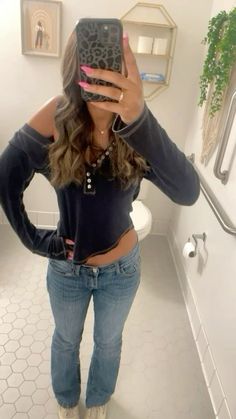 pinterest @kaylasophjohnson Cute Fall Outfits With Doc Martens, Unique Cute Outfits, Low Waist Jeans Outfit Fall, Clothes For An Hourglass Shape, Dresscode Outfits For School, Sunset Outfits Casual, Fall Outfits Women Sweaters, Outfit Inspo Aesthetic Fall, Straight Hair Outfits Casual