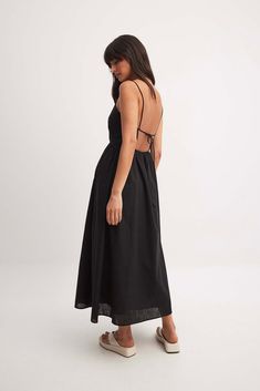 This midi dress features a relaxed fit and an open back design. It has thin shoulder straps and gathered details around the waist. Our midi dress has an elastic strap at the back and a self tie closure on the back. Backless Dress Casual, Backless Midi Dress, Black Backless Dress, Low Waist Jeans, Midi Dress Black, Summer Wedding Dress, Cotton Midi Dress, Open Back Dresses, Midi Dress Summer