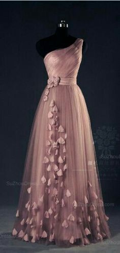 Use butterflies instead of flower petals Baju Kahwin, Pink Evening Dress, Tulle Evening Dress, Stil Boho, Street Styles