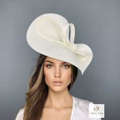 Elegant Cream Kentucky derby hat for woman. This ivory  fascinate hat is embellished with a big bow. It is a perfect hat for weddings, Royal Ascot horse races, Breeders cup, cocktails, derby... It is mounted on a headband. If you want, you can choose the side of the head were you like to wear the fascinator, just convo me. Any color of the fascinator can be changed to order.  * PROCESSING TIME: 5-7 business days. * DELIVERY TIME (DHL Express): 2-5 business days to all countries Ascot Horse Racing, Bow Fascinator, Hat Cream, Horse Races, Royal Ascot Hats, Derby Outfits, Breeders Cup, Derby Fascinator, Ladies Who Lunch