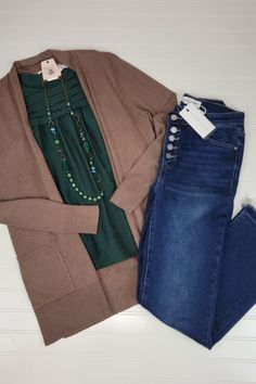 Hunter Green Cardigan Outfit Work, Hunter Green Top Outfit, Dark Green Shirt Outfit Women, Outfits With Grey Cardigan, Green Sweater Outfit, Green Shirt Outfits, Green Top Outfit, Hunter Green Top