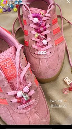 Custom Boots Diy, Customized Sambas, Mega Closet, Diy Boots, Customized Clothes, Boro Sashiko, Boots Diy, Bedazzled Shoes, Custom Sneakers Diy