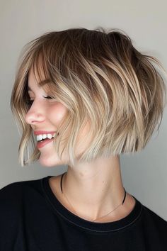 Bob Cut: 55+ charmante Varianten für jeden Typ - hairtastic.de Rose Gold Bob, Shaggy Bob, Chin Length Hair, Hair Brained, Short Hair Styles For Round Faces, Hairstyle Gallery, Mid Length Hair, Hair Clothes, Haircuts For Fine Hair