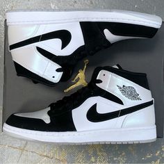 Selling A Brand New In Box Pair Of Nike Air Jordan 1 Mid “Diamond” Shoes! Black / Iridescent - White Us 10 / Uk 9 / Eu 44 Nike Id Dh6933-100 Click Add To Bundlebelow To Receive An Offer! Combine Items And Save On Shipping! Jordan 1 Mid Diamond, Kou Diabolik Lovers, Diamond Shoes, Custom Painted Shoes, Black Iridescent, Nike Fashion Shoes, Air Jordan 1 Mid Se, Pretty Shoes Sneakers, Iridescent White