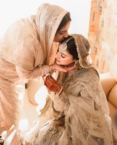 Muzna Masood Malik Nikkah, Pakistani Couple Photography, Muslim Bride Photoshoot, Nikaah Aesthetics, Nikkah Poses, Nikkah Pictures, Bride Video, Mother Daughter Poses