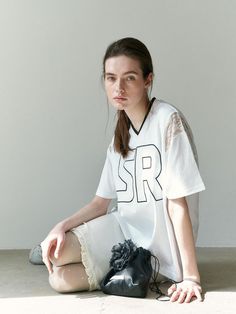 Oversized-fit sporty T-shirt in soft cotton jersey with a printed motif in lace at front. Contrast V-neck and dropped shoulders with lace in the sleeve.- Regular length- Short sleeve- Loose fit- V-neck Casual Cotton T-shirt With Lace Trim, Casual T-shirt With Lace Trim For Spring, White Crew Neck T-shirt With Lace Trim, V-neck T-shirt For Spring Streetwear, Oversized Sporty V-neck T-shirt, Sporty Oversized V-neck T-shirt, Sporty V-neck T-shirt For Spring, Oversized V-neck Sporty T-shirt, Casual Lace Trim T-shirt For Spring