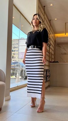 100 Degree Weather Outfits, Professional Outfits Women Summer, Cute Modest Outfits, Stylish Work Attire, Striped Skirt, Office Outfit, Stylish Work Outfits, Concert Outfits