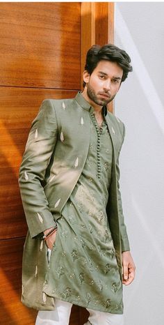 Mehndi Dresses For Boys For Men, Boys Traditional Wear Indian, Man Kurta Designs Style, Ethnic Wear Men Indian, Mehendi Outfits For Men, Traditional Indian Mens Clothing, Make Up Guide, India Fashion Men, Indian Wedding Suits Men