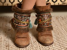 Boot covers made with base trimmings embroidered in India with floral motifs in golden cotton sequins embroidered by hand floral, decorated in an artisanal way with leather strap and old gold beads. Upper and lower edge decorated with fringes in brown mohair wool. It also has a lucky amber heart! One size: Approximate measurements: Minimum contour 32 cm and maximum contour 38 cm. Height 13cm It is tied with a buckle so it is adaptable to any boot. Exclusive products, made in limited quantities. Embellished Festival Boots For Fall, Brown Tasseled Boots For Festivals, Leather Bohemian Boots For Festival, Bohemian Brown Boots With Tassels, Brown Bohemian Boots With Tassels, Bohemian Embroidered Boots For Fall, Bohemian Boots With Floral Embroidery For Fall, Bohemian Fall Boots With Floral Embroidery, Bohemian Floral Embroidered Boots For Fall