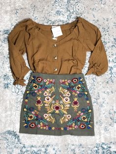 Perfect for Date Night Embroidered Mini Skirt with a Button Down blouse!  Fall Date night Fashion. 2018 Fall Fashion Adrette Outfits, Date Night Fashion, Estilo Country, Rock Outfit, Fashion Night, Fall Fashion Trends, Country Outfits