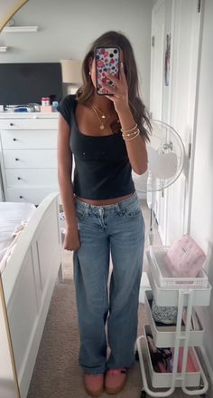 Winter Clothes Inspo Outfit, Teen Girl Aesthetic Outfits, Body Suit Outfits Aesthetic, Comfy School Outfits College, Low Rise Light Wash Jeans Outfit, Simple Clean Girl Outfits, Indy Style Outfits, Loose Fit Outfits Women, Priscilla Pants Outfit