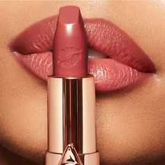 A tawny, beachy-rose lipstick refill for a moisturised, satin-finish lip look. Vamp Lips, Lipstick Video, Charlotte Tilbury Hot Lips, Fantasy Make-up, Refillable Lipstick, Permanente Make-up, Hot Lipstick, Perfect Lipstick, Rose Lipstick