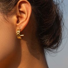 ✦ Introducing our Minimalist 18K Gold Plated Hollow Chain C Hoop Earrings – a harmonious blend of simplicity and sophistication. Designed for both casual and daily wear, these earrings redefine contemporary elegance. The delicate chain detailing adds a touch of uniqueness to the classic C hoop design. Crafted for those who appreciate the art of subtlety, these earrings seamlessly elevate your everyday style. Embrace the allure of minimalism with a hint of luxury and wear the beauty of simplicity Modern Metal Hoop Earrings For Everyday Wear, Modern Metal Hoop Earrings For Everyday, Modern Metal Huggie Earrings For Everyday, Minimalist Metal Hoop Earrings For Everyday, Modern Gold Plated Hoop Earrings For Everyday, Modern Everyday Gold Plated Hoop Earrings, Modern Gold-plated Hoop Earrings For Everyday, Beauty Of Simplicity, Basic Jewelry