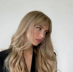 Shadow Root Beige Blonde, Champagne Color Hair, Dirty Blonde Hair Bangs, Ash Blonde Bangs, Peachy Blonde Hair, Medium Hair Korean, Korean Hairstyle Medium, Hot Blonde Hair, Level 9 Blonde