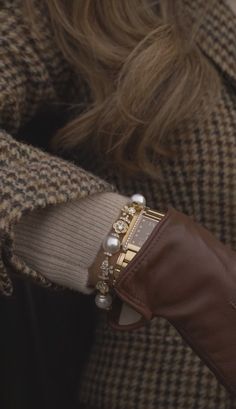 Soft Luxury Aesthetic Outfits, Chic Autumn Aesthetic, Old Money Style Accessories, Old Money Winter Aesthetic, Tweed Aesthetic, Old Money Brown, Posh Aesthetic, Old Money Winter, Mommy Outfits