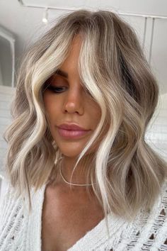 Caramel Blonde Hair, Wavy Bangs, Rambut Brunette, Dark Blonde Hair Color, Gorgeous Hair Color, Balayage Blonde, Dirty Blonde Hair, Honey Blonde Hair