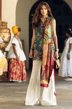 Elan Lawn, Celana Fashion, Gaun Fashion, Salwar Kamiz, Traditional Indian Outfits, Pakistan Fashion, Dress Indian Style, Pakistani Dress Design, Indian Designer Outfits